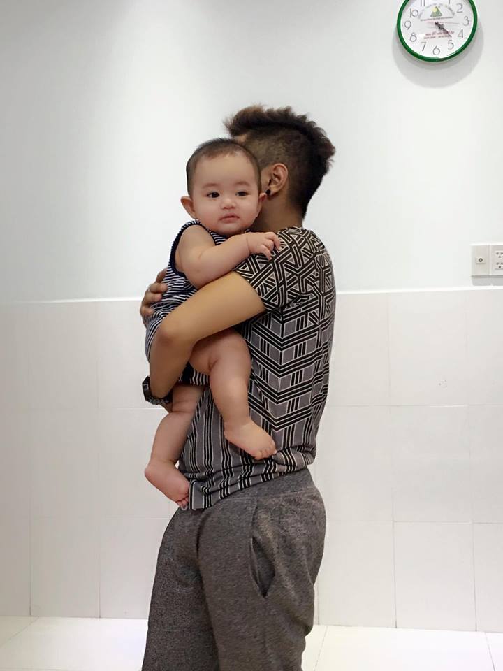 Phan Hiển chăm con trai \'Khi mẹ vắng nhà ...\'.