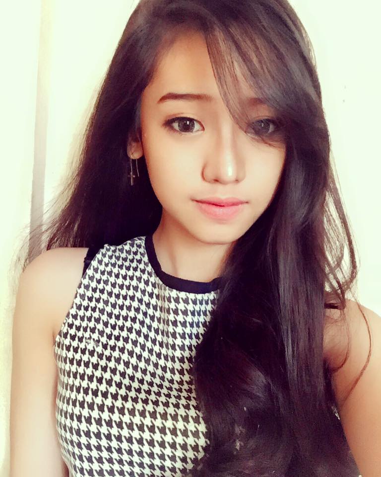 Hotgirl 17 tuổi Thúy Vi khác lạ trong hình ảnh mới. Cô gái trẻ hài hước \'Mới rước con bạn bên Philippines về ăn Tết\'.