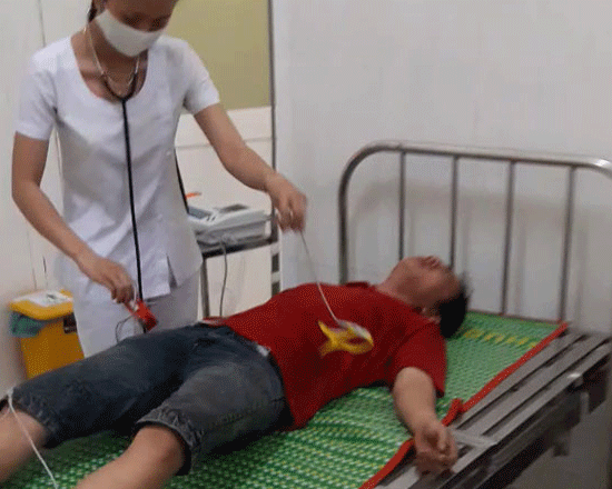 Hít phải khí độc lạ, hơn 100 người ngất xỉu ngay trên đường