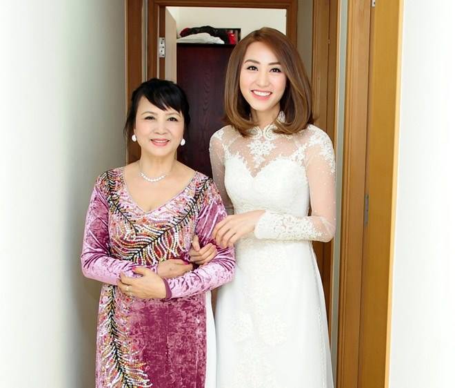 Ngân Khánh: \'Chụp với \'chị ấy\' mong cho chị ấy luôn mạnh khỏe, mãi mãi như vậy đừng già thêm nữa. Nhân đây, Chúc tất cả mọi người một năm mới ngập tràn niềm vui, có thật nhiều sức khỏe. Luôn thành công trong học tập cũng như trong công việc. Hãy gửi những lời chúc tốt đẹp nhất đến những người thân yêu của mình nhé\'.