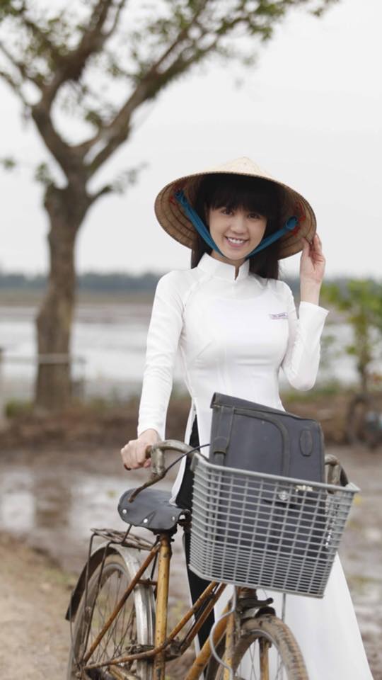 Ngọc Trinh \'Áo dài trắng tung tăng giữa đồng quê. Cám ơn các nhà báo đã đưa tin về phim Vòng Eo 56 của Trinh nha\'.