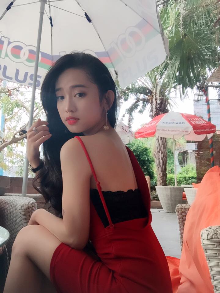 Thúy Vi khoe lưng trần gợi cảm \'Thế giới chẳng quan tâm đến lòng tự trọng của bạn đâu. Họ sẽ trông chờ bạn làm được điều gì đó trước khi bạn tự hài lòng với bản thân mình\'.