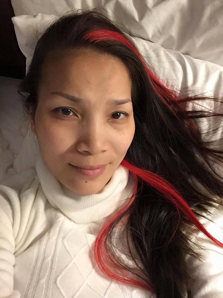 Hồng Ngọc: \'Mười năm trôi qua, để hôm nay tôi có những gì. Chính xác là tôi được nhiều hơn là mất. Cám ơn anh và các con đã luôn bên tôi đã cho tôi tất cả cảm xúc yêu thương và hạnh phúc nhất của người phụ nữ.. Gỡ bỏ lớp phấn son trên gương mặt, rời khỏi ánh hào quang trên sân khấu, rồi tôi lại trở lại chính mình sống đơn giản để có được hạnh phúc cho riêng mình chính vì điều đó nên tôi đã có ngày hôm nay.... Năm mới lại có nhiều thay đổi trong Shbet16 chơi game trực tuyến, tôi sẽ cố gắng sống thật tốt mang giọng hát mang niềm vui đến với mọi người. Và cũng sẽ là một người phụ nữ , nguời mẹ đơn thuần tuyệt đối với Shbet111 slot, casino, thể thao, xổ số.. Đầu năm có chút tâm sự sự riêng. Không cho ai biết đâu\'.