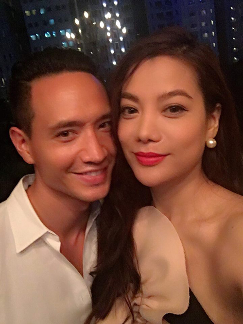 Kim Lý và Trương Ngọc Ánh thân thiết chụp ảnh tự sướng bên thềm năm mới.