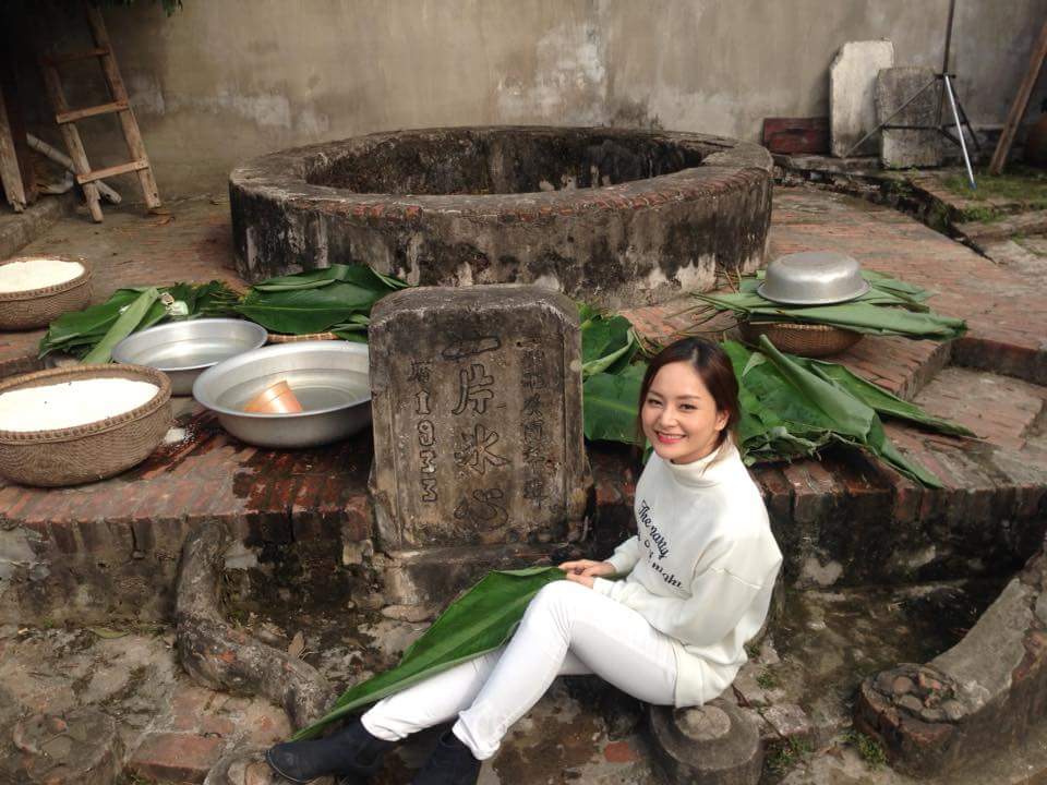 Lan Phương: \'Lần đầu tiên đến quay ở làng cổ Đường Lâm- Sơn Tây, thích ơi là thích, ăn chè lam, và chạy nhảy khắp nơi \'.