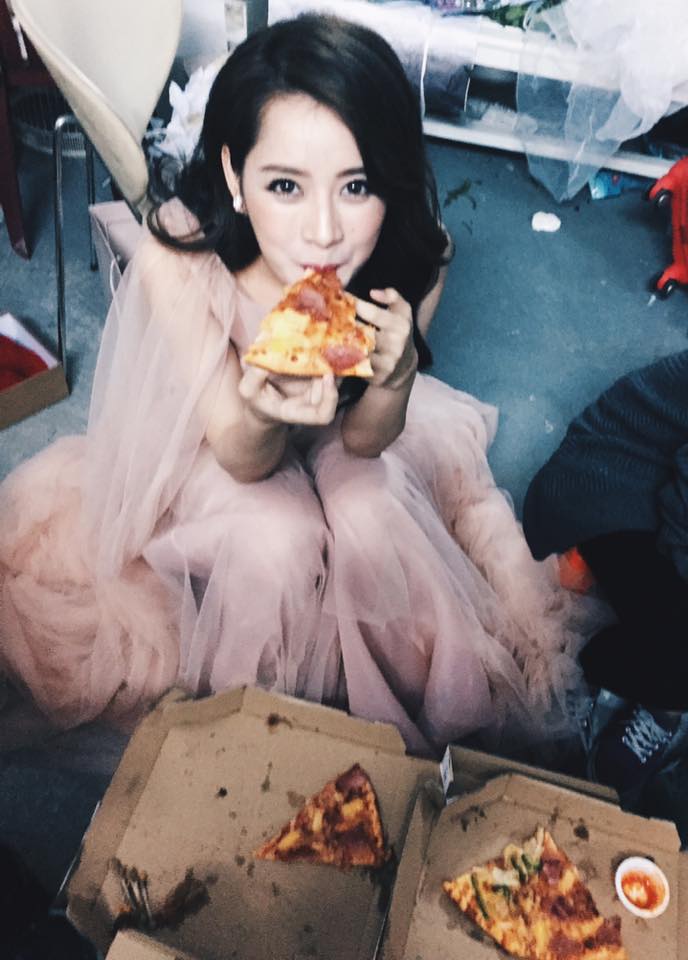 Chipu: \'Đói meo. Ăn \'lót dạ\' cái pizza rồi chút xong việc tôi sẽ đi ăn nhiều món ngon khác cho đã cái công đi làm tối cuối tuần ha!\'.