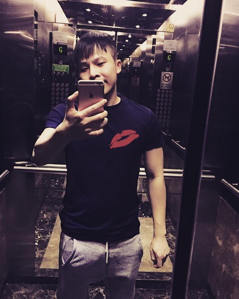 \'Ông bầu\' Khắc Tiệp \'Ra đường hít chút không khí thay vì nằm nhà nguyên ngày không điểm nhấn. Để tóc đúng tâm trạng\'.