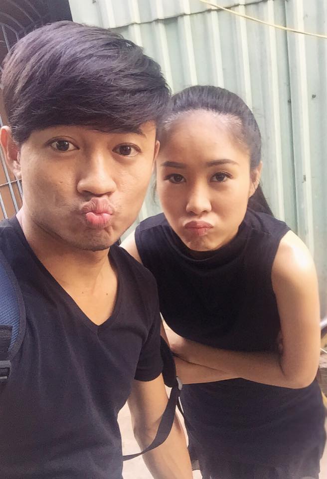 Lê Phương nhí nhảnh selfile cùng Qúy Bình kèm dòng chú thích \'2 vợ chồng đen từ trên xuống dưới\'.