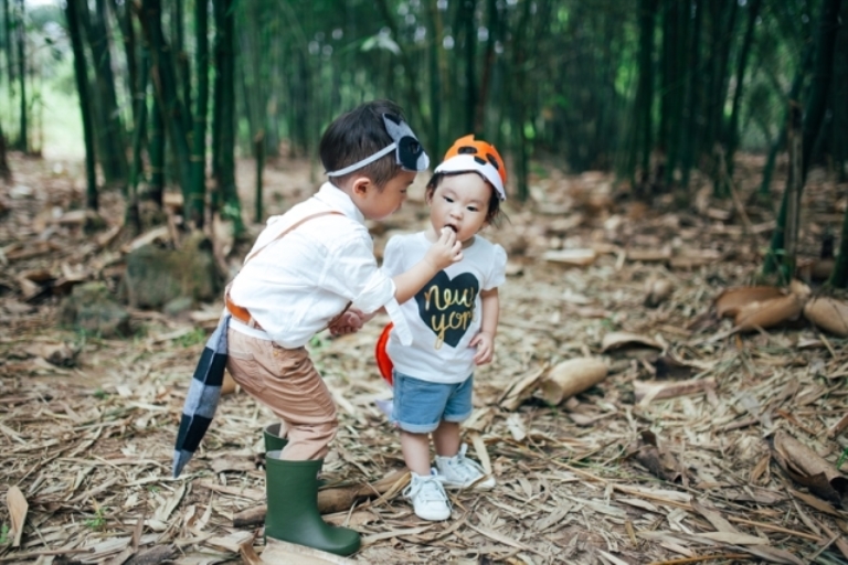 Hai bé Cherry và Rio con của Lý Hải-Minh Hà thực hiện một bộ ảnh Anh em nhà cáo rất đáng yêu. Minh Hà hào hứng khoe: \'Với tính háu ăn, bé Cherry không bao giờ chê bất cứ miếng bánh nào mà Rio cho”.