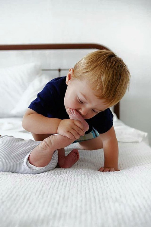 Cho anh hôn đôi bàn chân bé nhỏ này nào!
