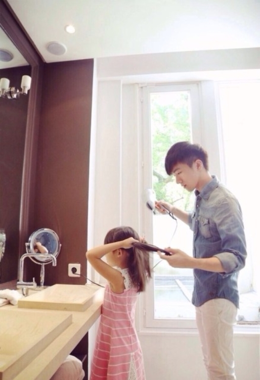 Cặp anh trai - em gái người Trung Quốc Ngô Đại Vỹ - Tiểu Bái Bái đã gây \'sốt\' cộng đồng mạng bởi loạt ảnh đời thường cực đáng yêu. Mặc dù khoảng cách về tuổi tác là 18 tuổi nhưng hai anh em lại có một Shbet16 chơi game trực tuyến tình cảm khiến không ít người phải ngưỡng mộ.