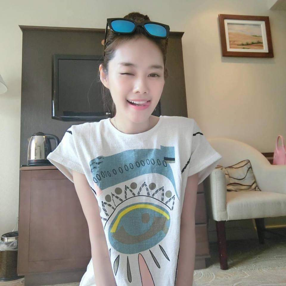 Người mẫu Linh Chi nhắng nhít \'Bây giờ ăn rồi chỉ có ở nhà học và làm đẹp thôi. Vậy là thấy vui rồi đó\'.