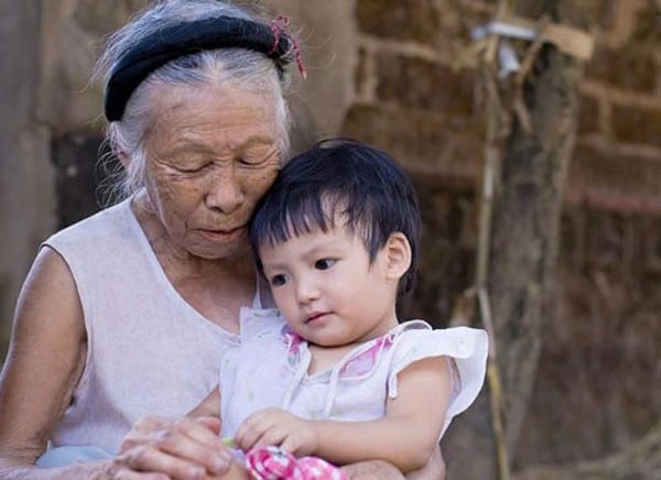 Những hình ảnh như thế này đã trở nên vô cùng quen thuộc với nhiều người. Đứa cháu nhỏ được bà chở che, bế ẵm...