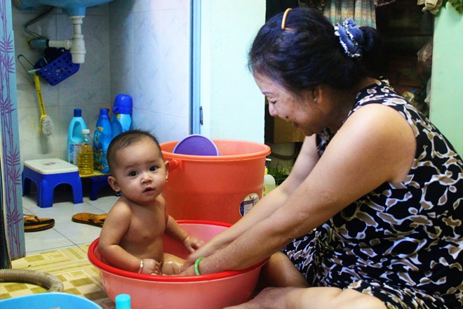Bà già đi, còn cháu thì lớn lên. Nhưng dù có lớn đến đâu, trưởng thành đến đâu thì cháu vẫn mãi là đứa cháu bé bòng của bà.