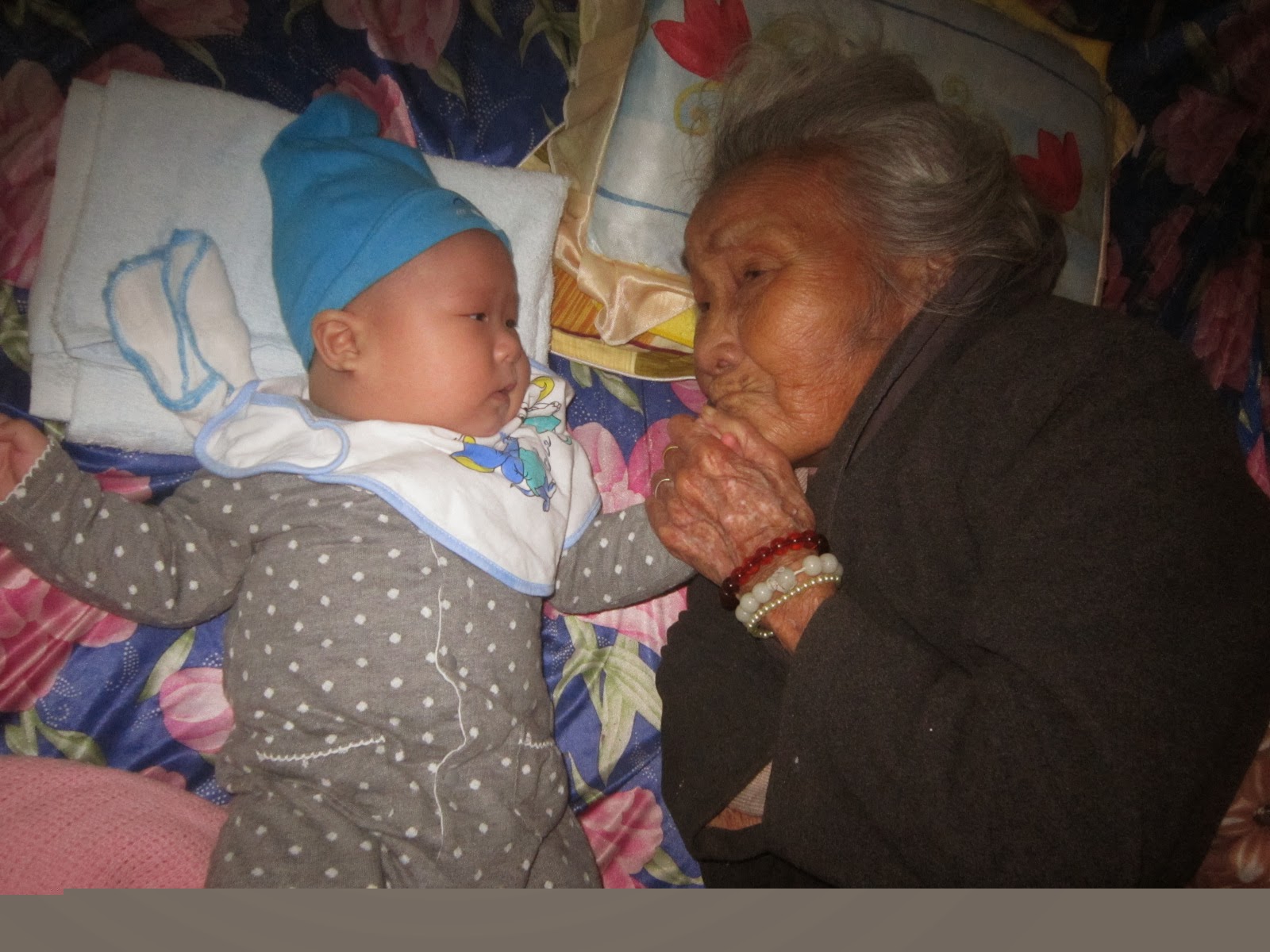 Không chỉ riêng Khương, tuổi thơ mỗi người ai cũng khắc ghi sâu đậm hình bóng của bà. Từ thuở lọt lòng, bám sườn bà lớn lên. Được nhìn thấy cháu ngoan ngoãn, hay ăn chóng lớn, là trong lòng bà thấy vô cùng hạnh phúc.