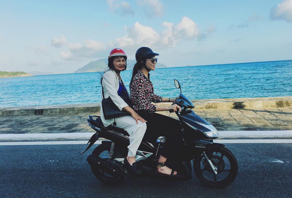 Hoa hậu Kỳ Duyên hài hước \'Đưa mẹ đi chơi xa, trên con xe tay ga\'.