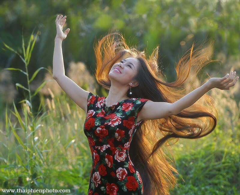 Lê Phương tươi vui trở lại sau tin đồn bị Qúy Bình \'bỏ rơi\', \'Tự do ôm cả Đất Trời. Đời bao nhiêu bạc em mua cười bấy nhiêu\'.
