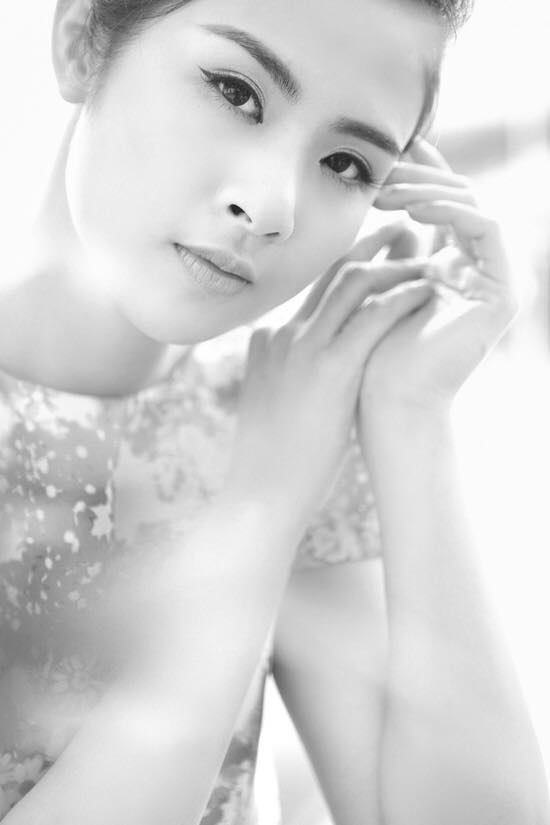 Hoa hậu Ngọc Hân \'Đi cả cuộc đời ai ai cũng chỉ cần có vậy . Hãy trân trọng người bạn đời của mình... Có một người cả đời chỉ yêu bạn, thương bạn, lo lắng cho bạn, đó chính là hạnh phúc. Vạn người theo đuổi không bằng một người yêu thương. Vạn người nuông chiều không bằng một người thấu hiểu. Không phải tất cả mọi người trên đời này đều có thể yêu nhau bằng tất cả trái tim. Những ai đi lướt qua đều là cảnh, những người đụng phải vai đều là khách. Người nhớ bạn, yêu bạn mới là người chia sẻ ngọt bùi cùng bạn\'.