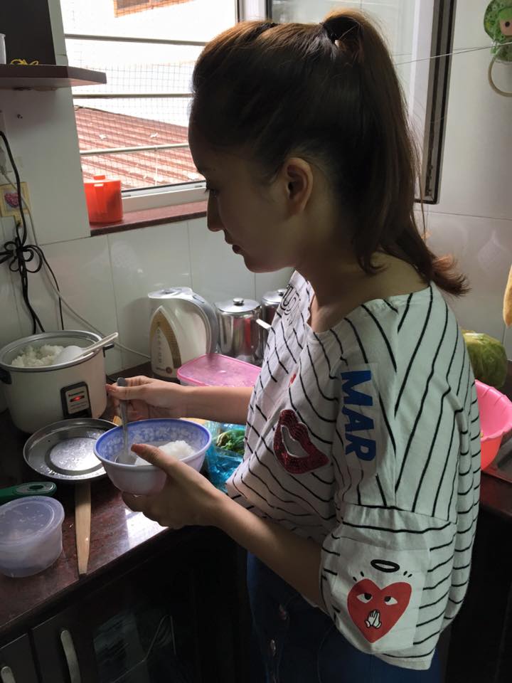 Khánh Thi bất ngờ lộ điểm yếu \'Vào bếp mà chả đâu vào đâu cả. Mình tệ ghê\'.