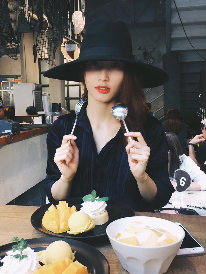 Diễm My \'Tuần mới làm việc hiệu quả nhé cả nhà My đi tẩm bổ đây. Đố cả nhà biết món My ăn là gì nà?\'.