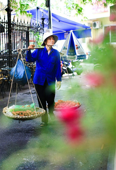 Bán hàng rong lãi không nhiều, trông cậy cả vào ông trời, ngày nào may thì bán hết nhanh, nhưng có ngày mang đi bằng nào mang về nguyên bằng đó. Ở Hà Nội có quá nhiều người như thế. Họ thực sự vất vả, không biết kiếm được bao nhiêu nhưng hàng ngày cứ phải lăn lộn ngoài đường bất kể nắng mưa.