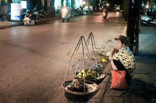 Hầu hết người bán hàng đều là người dân tỉnh lẻ hoặc vùng lân cận Hà Nội. Hàng ngày, cứ sáng sớm tinh mơ khi trời chưa tỏ, người bán hàng đã thức dậy và gồng gánh hàng toả đi các ngả. Đằng sau những gánh hàng rong đó là những cảnh đời, những số phận khác nhau. Hàng ngày họ vẫn kiên trì với tiếng rao bán cùng những bước chân bền bỉ với đôi dép mòn cũ kĩ. Với số tiền ít ỏi kiếm được từ những gánh hàng rong, những người cha, người mẹ ấy đã gánh trên vai cả gánh nặng cuộc đời, tương lai của những đứa con.
