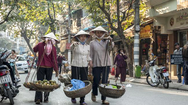 Một nhóm những người phụ nữ trở về sau một buổi sáng bán hàng...