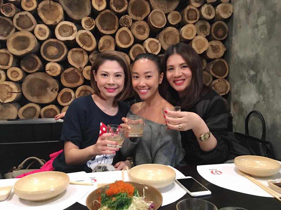 Thanh Thảo hội ngộ ca sỹ Đoan Trang và đạo diễn Nguyễn Việt Thanh, chúc tụng ngày cuối năm.