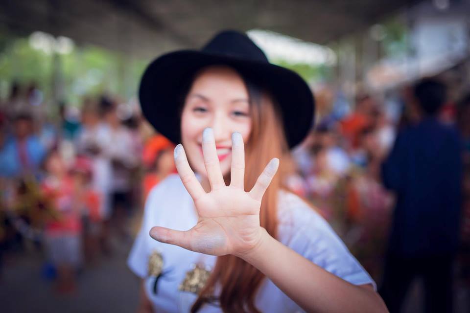 Khánh Thi \'Đã làm việc hết công suất và sức lực trong suốt cả năm qua. Lúc nào cũng lầm lũi, bận rộn pha chút dáng dấp vất vả. Ít khi kêu lên rằng tôi mệt lắm. Tôi cũng chẳng cần ai thương hại hay ra dáng vẻ mủi lòng. Cái tui cần là sự đồng cảm và chia sẻ. Nhưng thực tế thì việc có lợi ta mới xích lại gần nhau. Đừng làm vậy với tôi! Đừng giả dối để phải mệt mỏi. Hãy cho tui một nụ cười mà bạn thật sự cười tươi rói từ đáy lòng không sân si của bạn. Gửi tới những người luôn bên cạnh tui\'.