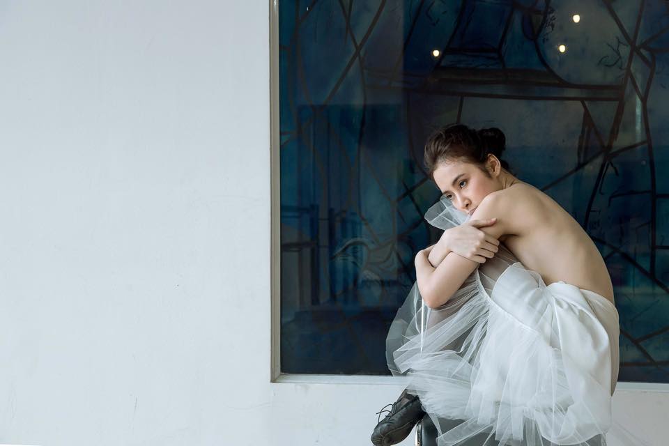 Angela Phương Trinh khoe ảnh bán nude và trạng thái thèm yêu \'Ngày lê thê đời cứ vụng về...mà sao tim em đang thèm yêu đến thế!!!\'.