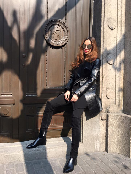 Hồ Ngọc Hà khoe street style sành điệu trong chuyến công tác nước ngoài mới đây. Cô viết: \'Đến những nơi tuyệt đẹp với những người yêu thương mình tuyệt vời. Đời chả hay trước điều gì nhưng trước mắt vui là được. Đời tuy từng giai đoạn nhưng giai đoạn nào cũng ý nghĩa là được. Cuối tuần vui nhé cả nhà. Em nhớ cảm giác 0 độ quá\'.
