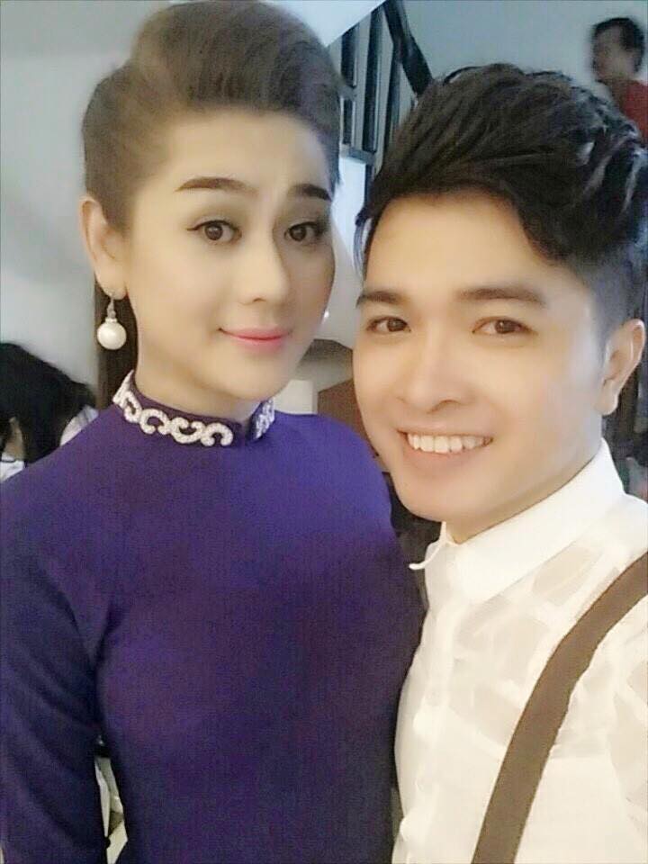 Lâm Chi Khanh e ấp trong tà áo dài truyền thống kèm theo dòng trạng thái khá tâm trạng \'Tình yêu theo tháng năm xóa mờ trong mắt buồn. Nếu ta còn nhớ đến đêm thoáng trong mơ. Ðời anh là mây bốn phương trời còn miệt mài. Người đi xây tương lai, dấu tâm tư thương ai. Như gió đưa mây che trăng khuất đêm dài... Có ai hiểu được nỗi lòng của tôi?\'.