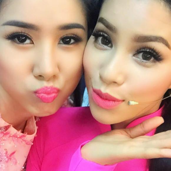 Lê Phương và Hoa hậu Phạm Hương chu môi, tạo dáng xì tin khá thân thiết. Với hình ảnh này, nhiều người ngỡ rằng hai người đẹp trông rất giống chị em ruột thịt.