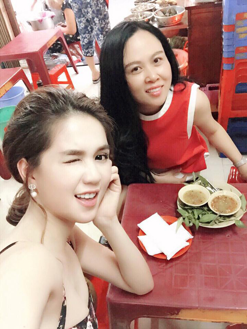 Quách Ngọc Ngoan chia sẻ hình ảnh \'người tình tin đồn\' Phượng Chanel cùng Ngọc Trinh đi ăn ốc vỉa hè. Anh viết: \'Những người phụ nữ đáng yêu đều có chung một sở thích là ăn ốc\'.