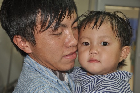 Bé gái 2 tuổi đáng yêu người dân tộc H'Mong sắp bị