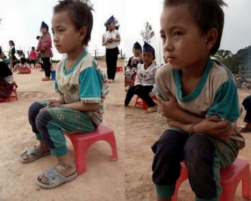 Em bé mặc áo phông cộc tay co ro vì lạnh khiến nhiều người xót xa