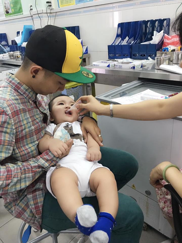 Phan Hiển tự hào về con trai \'Con ngoan không hề khóc khi đi chích ngừa\'.