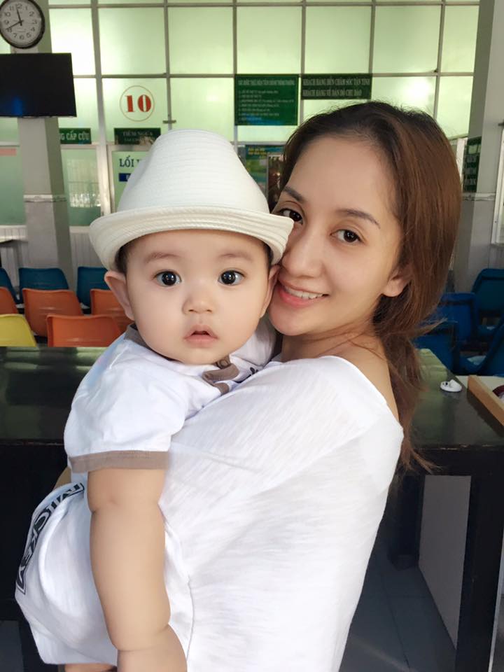 Khánh Thi hào hứng khoe con trai Kubi bé bỏng kèm dòng chú thích \'Con đội mũ này đón chào 6 tháng tuổi tròn được không ạ?\'.