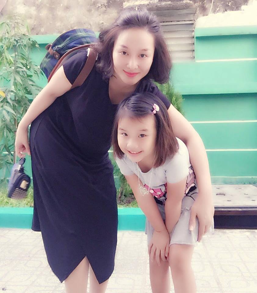 Thu Phượng \'Chào tuần mới. Mẹ con cháu tươi hơn hoa được tới cho cả tuần rực rỡ\'.