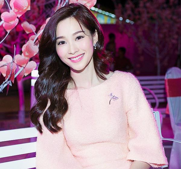 Hoa hậu Đặng Thu Thảo \'Cô gái ma kết này chính thức lên 25 tuổi. Tuổi mới hy vọng sẽ có nhiều cột mốc mới mẻ hơn được hoàn thành\'.