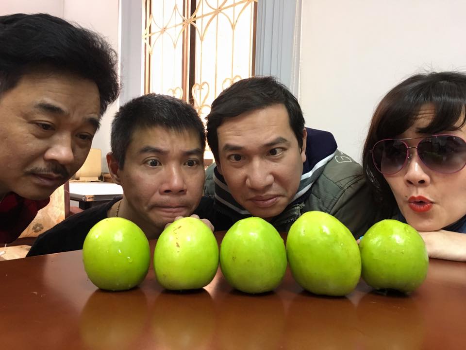 Vân Dung hài hước \'Ái chà chà...5 quả chia 4 bạn...chia thế nào nhỉ? chiến thôi\'.