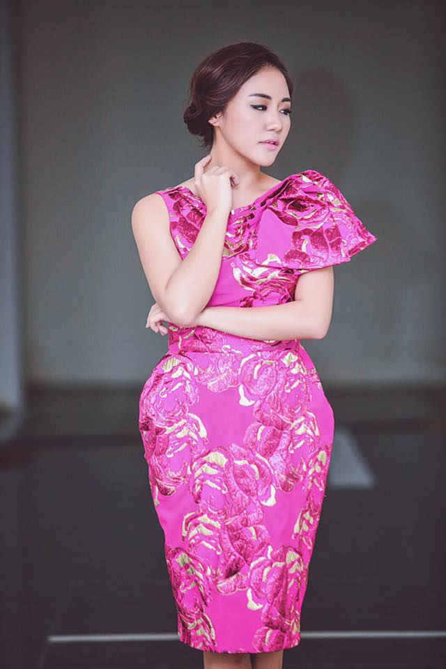 Văn Mai Hương \'Hãy ôm em khi mùa đông giá rét ... Hãy hôn em khi mùa mưa sắp đến ...\'.