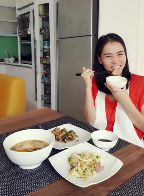 Thu Minh truyền bí kíp cho các mẹ bỉm sữa \'Bữa giờ các mẹ cứ hỏi mình ăn gì mà có sữa và vẫn về dáng nhanh... Xin giới thiệu một bữa ăn bình thường của mình nhé. Không ăn cơm hoặc lâu lâu thèm ăn 1/2 chén thui. Xin nhấn mạnh đây là bình thường ở nhà nhé, còn đặc biệt ra ngoài thì nhiều hơn nhiều\'.
