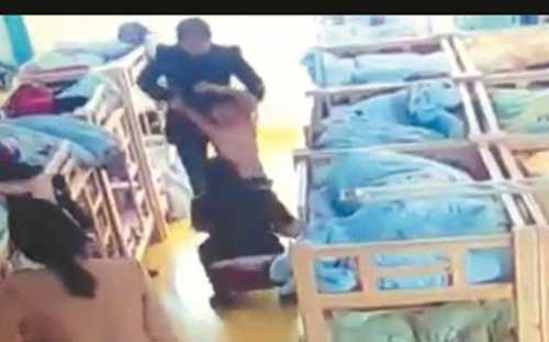 Xót xa trẻ mầm non bị lột đồ lôi ra ngoài vì… không chịu ngủ trưa
