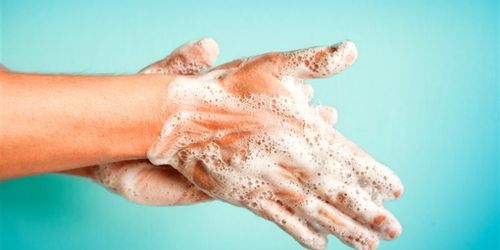 Mũi cao và cánh mũi thon gọn hơn trông thấy.