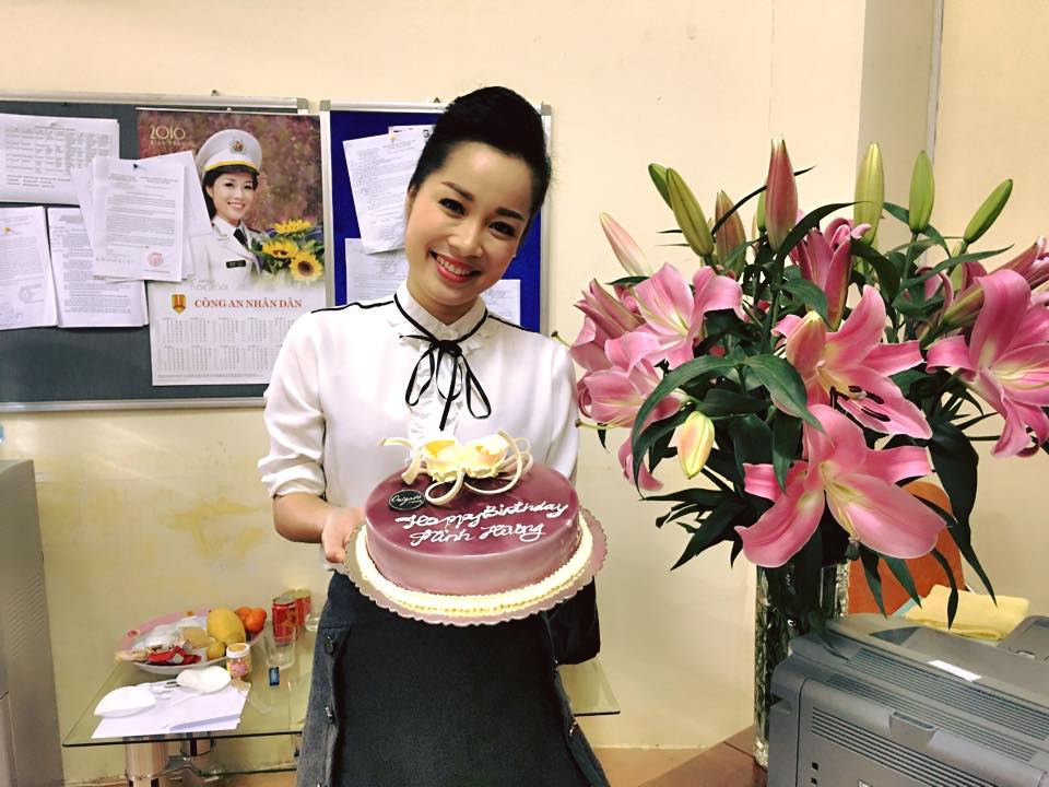 Minh Hương \'Dự là 1 tháng sinh nhật rồi. Hôm nay, đến cơ quan vẫn được mọi người làm sinh nhật cho..thật happy...cám ơn cả nhà nhé!\'.