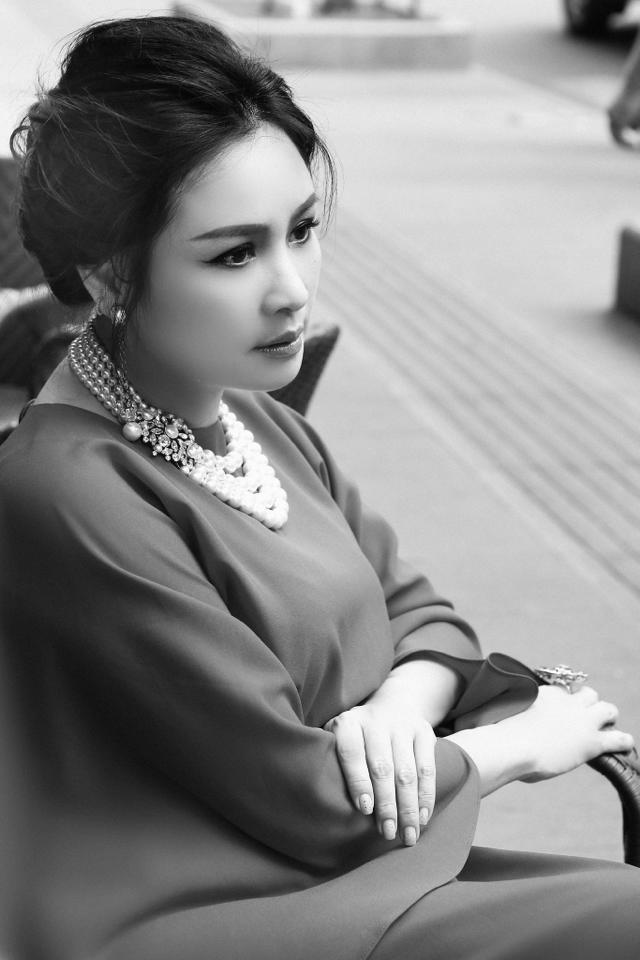 Thanh Lam \'Tĩnh lặng là điều cốt lõi. Chúng ta cần tĩnh lặng như chúng ta cần không khí, như cái cây cần ánh sáng. Nếu tâm trí chúng ta lúc nào cũng đầy những từ ngữ và suy nghĩ, thì lấy đâu ra không gian cho chính chúng ta\'.