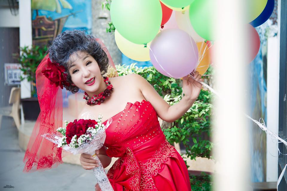 Thúy Nga nhí nhảnh \'Sắp đến giờ rồi mà sao chưa thấy chú rể đến hốt hàng em đi vậy\'.