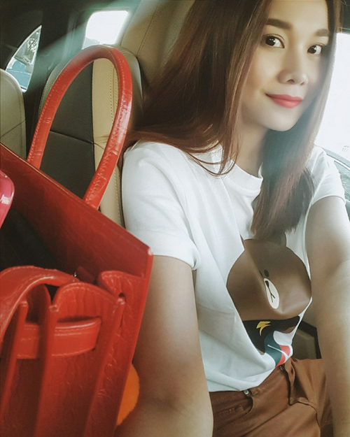 Thanh Hằng trung thành với style đơn giản và sành điệu \'Lâu ngày không selfie. Chẳng cố để ngây thơ, chẳng cố long lanh. Chẳng cố hiền để lấy lòng ai... hãy cứ là mình\'.