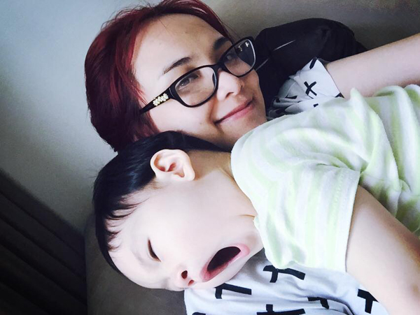 Diễm Hương bình yên bên hoàng tử bé Noah đang ngáp ngủ: \'Mẹ vác con lên vai, con tựa má vào ngực mẹ. Con ngủ ngoan con nhé. Con nhõng nhẽo đòi mẹ cứ ôm con cho con say giấc. Mẹ sẽ làm như vậy. Mong con chưa kịp khóc khi thức dậy. Ba đã về ôm con. Ba vờ khóc nhè để con dỗ dành. Con vui cười he he. Ba mẹ hạnh phúc rơi nước mắt\'.